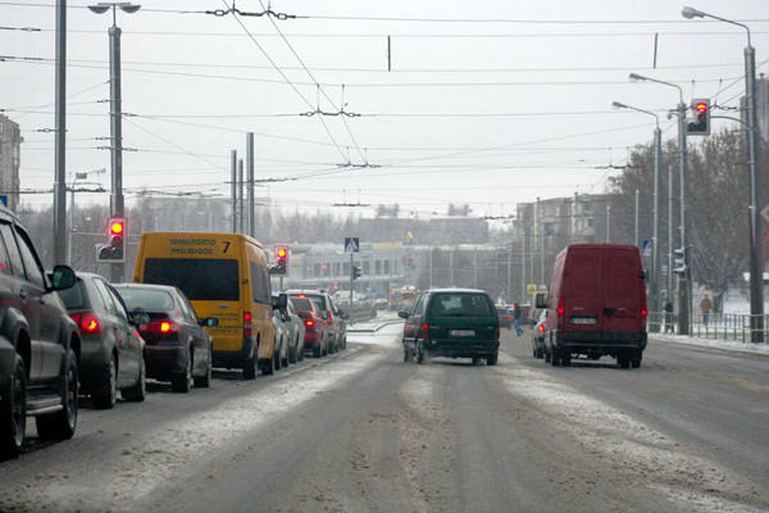 Iškritus sniegui Vilniuje padaugėjo avarijų