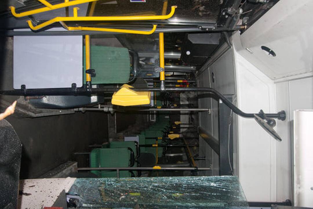 Vilniuje apvirtęs maršrutinis autobusas užtvėrė kelią