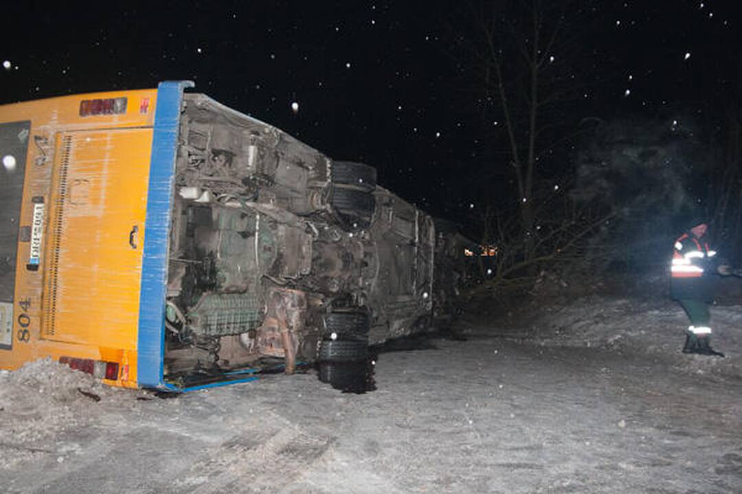 Vilniuje apvirtęs maršrutinis autobusas užtvėrė kelią