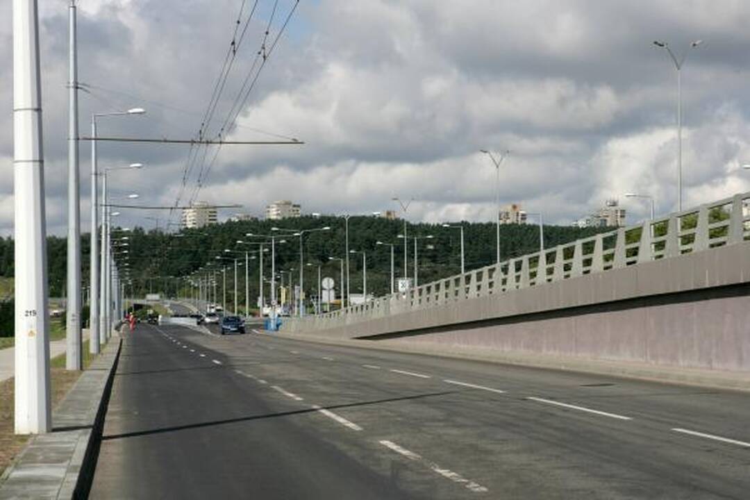 Lazdynų tiltas atidarytas, bet eismo trukdžiai Savanorių pr. liks 
