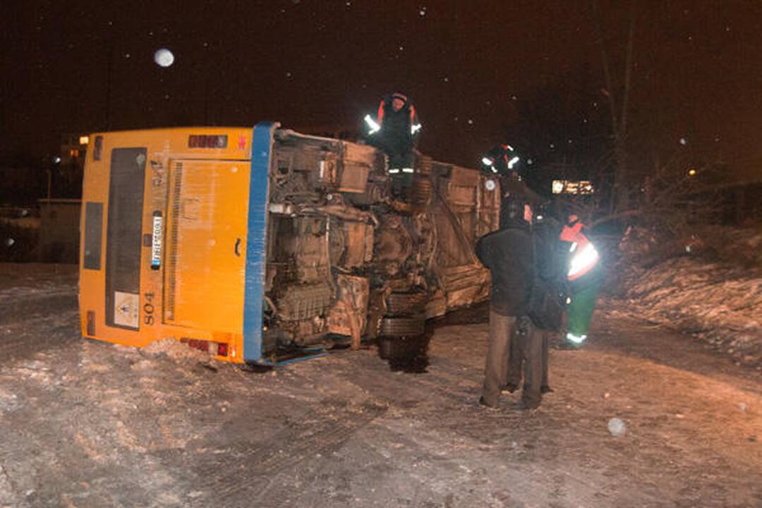 Vilniuje apvirtęs maršrutinis autobusas užtvėrė kelią