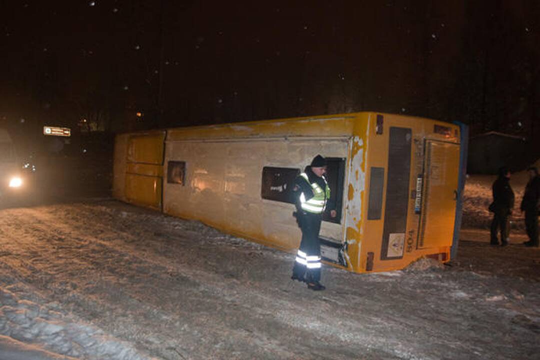 Vilniuje apvirtęs maršrutinis autobusas užtvėrė kelią