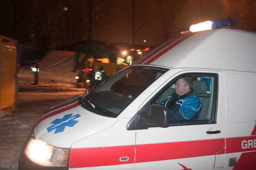 Vilniuje apvirtęs maršrutinis autobusas užtvėrė kelią