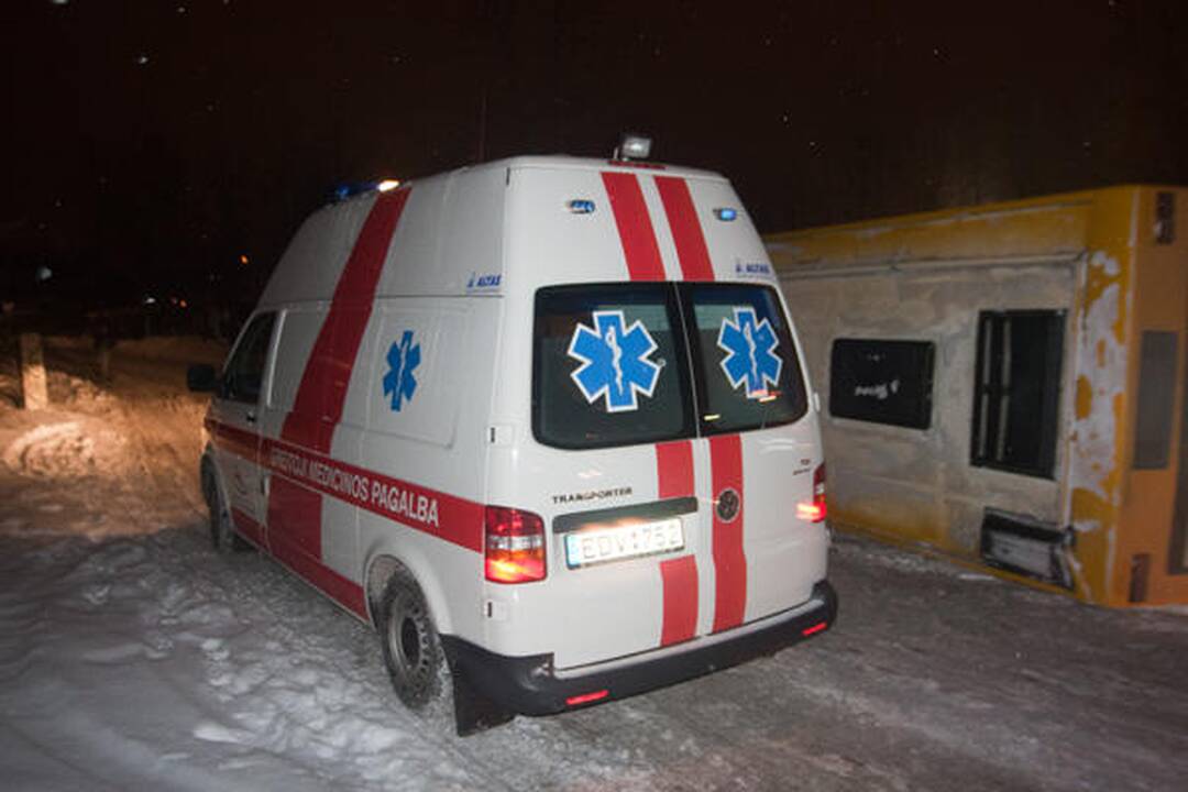 Vilniuje apvirtęs maršrutinis autobusas užtvėrė kelią