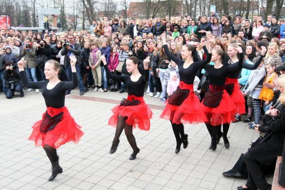 Šokio pamoka - uostamiesčio aikštėje 