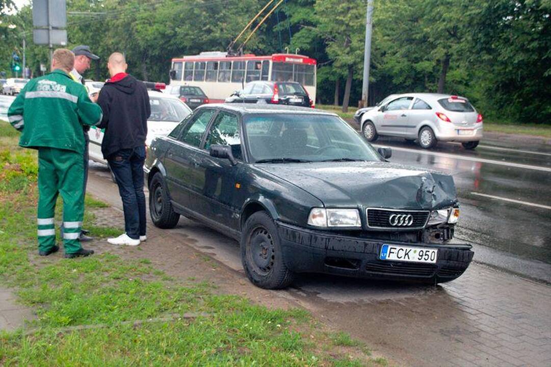 Nedėmesingas „Audi“ vairuotojas Vilniuje sukėlė avariją