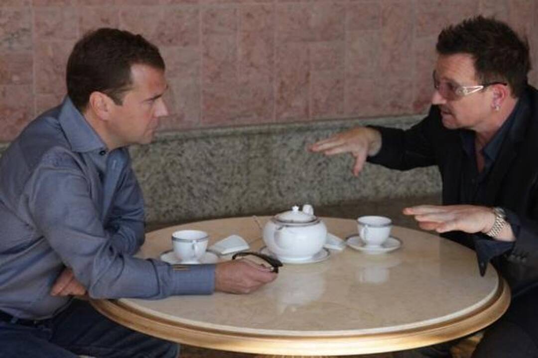 D.Medvedevas su grupės U2 lyderiu diskutavo apie mėsainius 