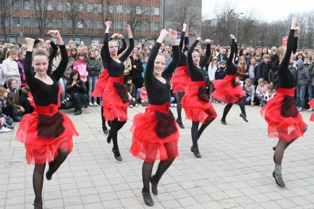 Šokio pamoka - uostamiesčio aikštėje 