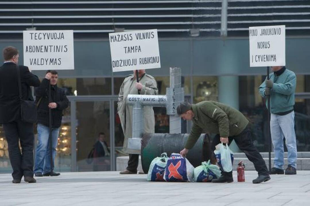 A. Paleckis prie savivaldybės degino šiukšles (papildyta)