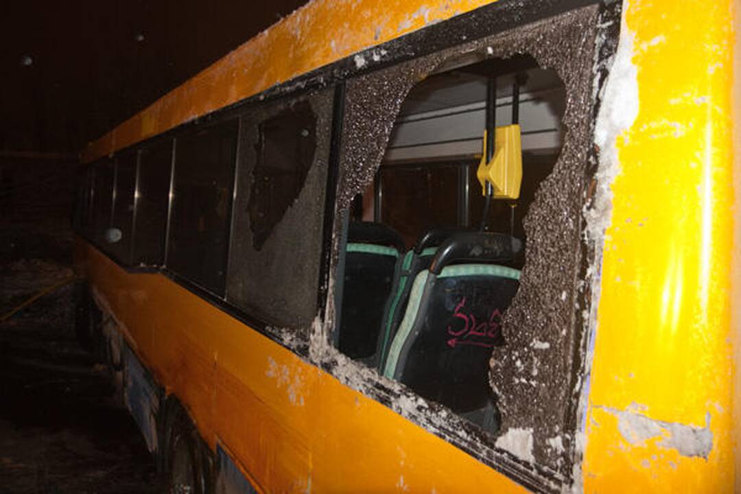 Vilniuje apvirtęs maršrutinis autobusas užtvėrė kelią