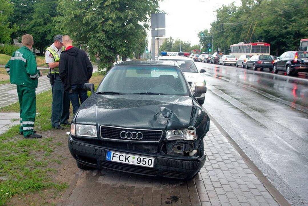 Nedėmesingas „Audi“ vairuotojas Vilniuje sukėlė avariją