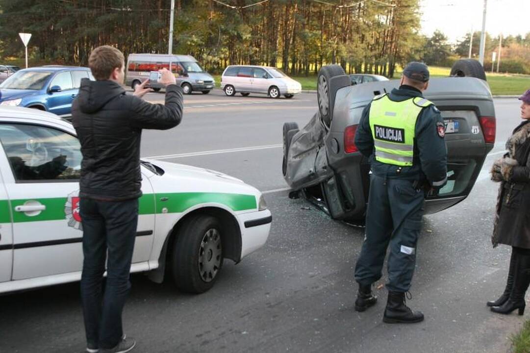 Per avariją Vilniuje apvirto moters taranuotas automobilis
