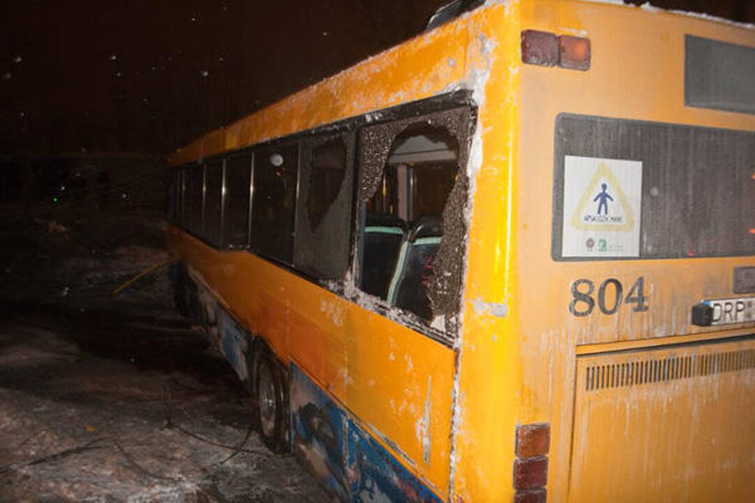 Vilniuje apvirtęs maršrutinis autobusas užtvėrė kelią