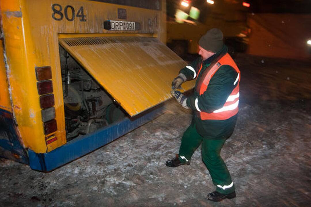 Vilniuje apvirtęs maršrutinis autobusas užtvėrė kelią