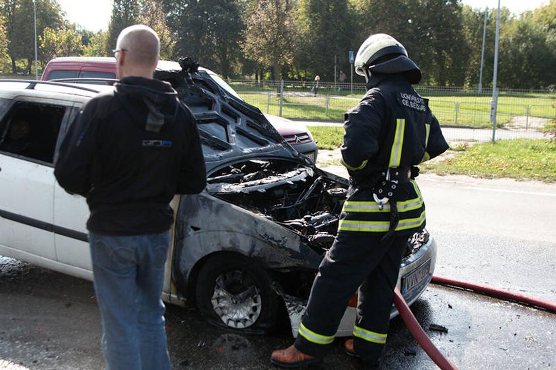 Važiuodamas iš techninės apžiūros centro sudegė lengvasis automobilis