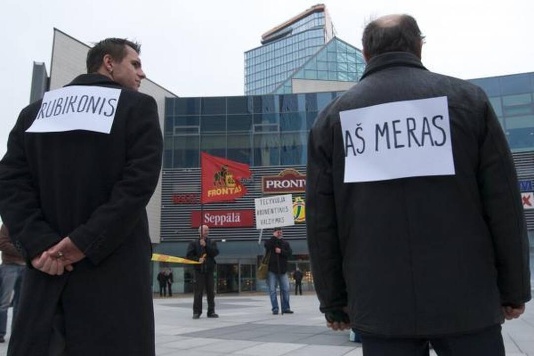 A. Paleckis prie savivaldybės degino šiukšles (papildyta)