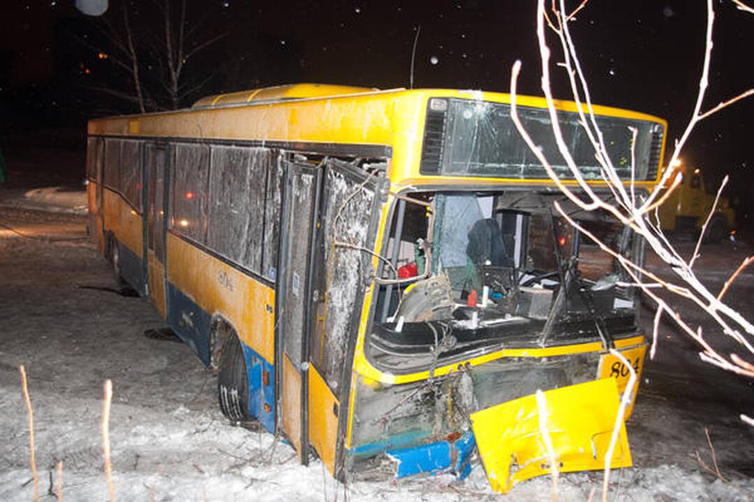Vilniuje apvirtęs maršrutinis autobusas užtvėrė kelią