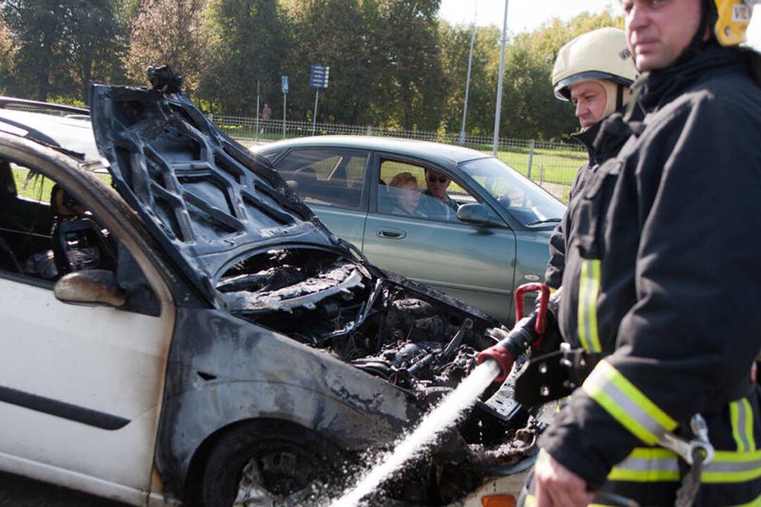 Važiuodamas iš techninės apžiūros centro sudegė lengvasis automobilis