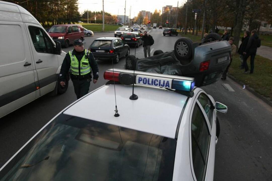 Per avariją Vilniuje apvirto moters taranuotas automobilis