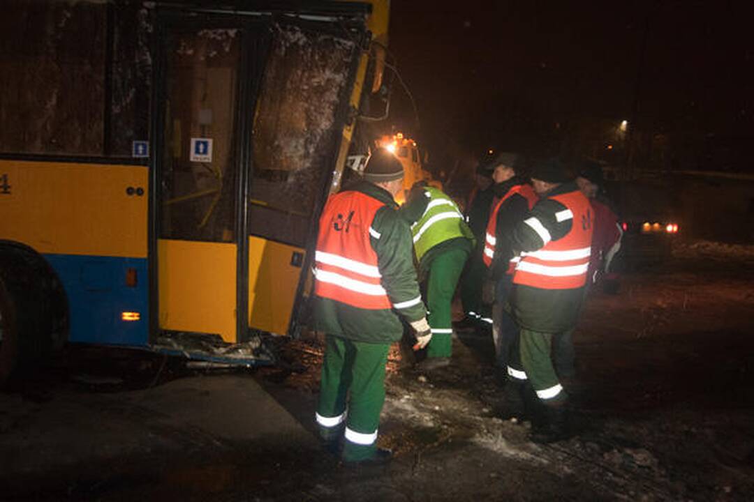 Vilniuje apvirtęs maršrutinis autobusas užtvėrė kelią