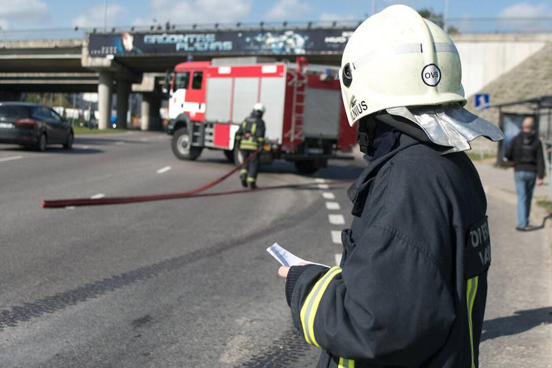 Važiuodamas iš techninės apžiūros centro sudegė lengvasis automobilis