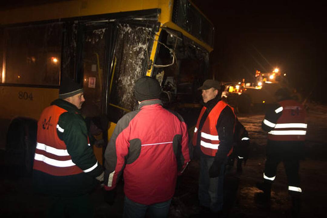 Vilniuje apvirtęs maršrutinis autobusas užtvėrė kelią