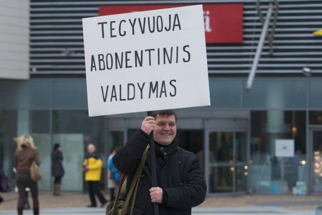A. Paleckis prie savivaldybės degino šiukšles (papildyta)
