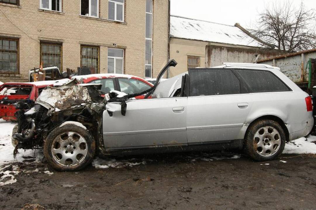 Prie Kauno „Audi“ įsirėžė į vilkiką, trys žmonės žuvo