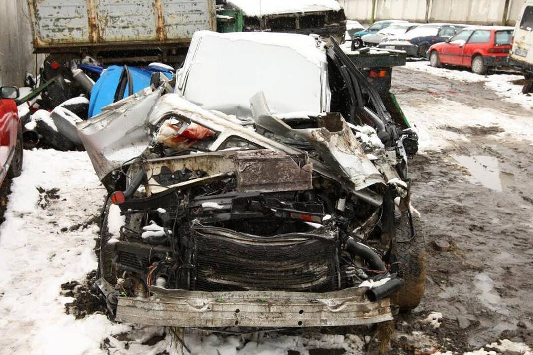Prie Kauno „Audi“ įsirėžė į vilkiką, trys žmonės žuvo