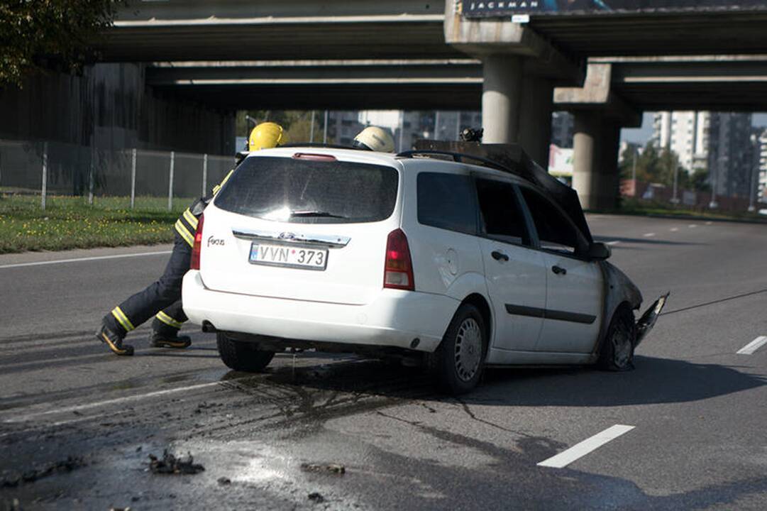 Važiuodamas iš techninės apžiūros centro sudegė lengvasis automobilis