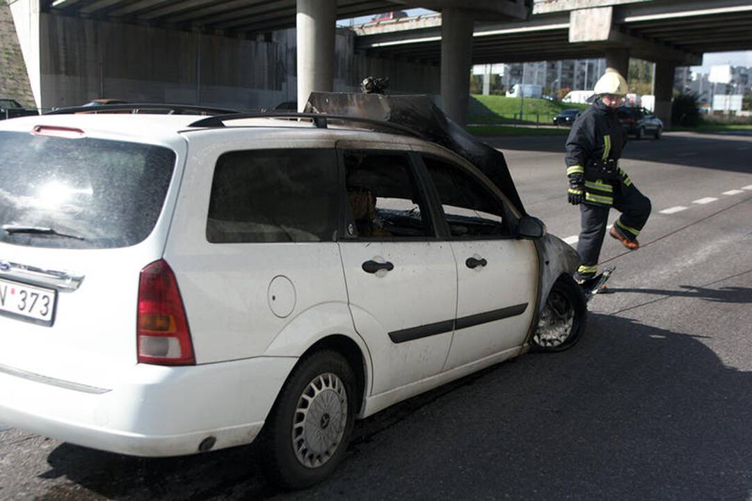 Važiuodamas iš techninės apžiūros centro sudegė lengvasis automobilis