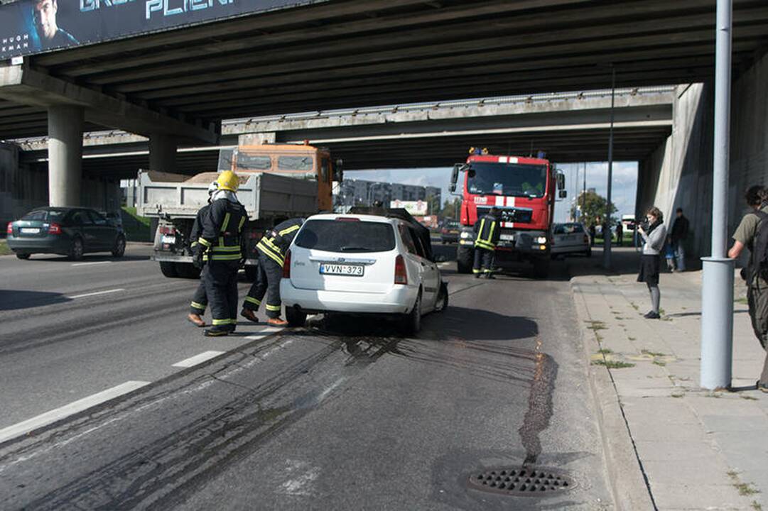 Važiuodamas iš techninės apžiūros centro sudegė lengvasis automobilis