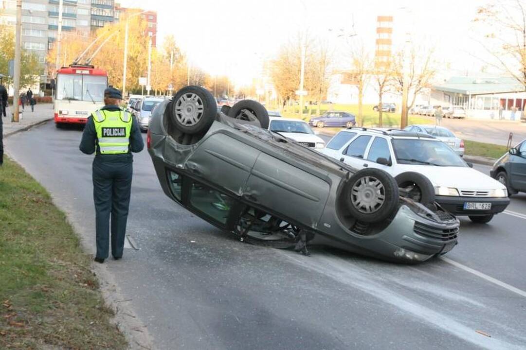 Per avariją Vilniuje apvirto moters taranuotas automobilis