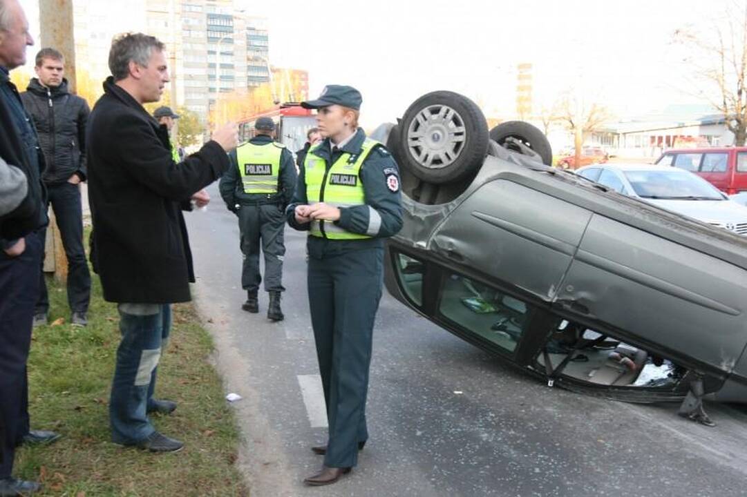 Per avariją Vilniuje apvirto moters taranuotas automobilis