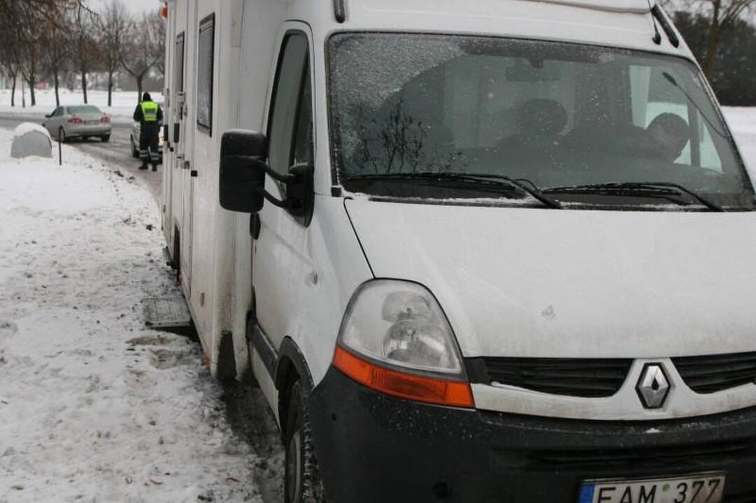Vilniuje prabangus „Lexus“ rėžėsi į metadoną vežiojantį autobusiuką