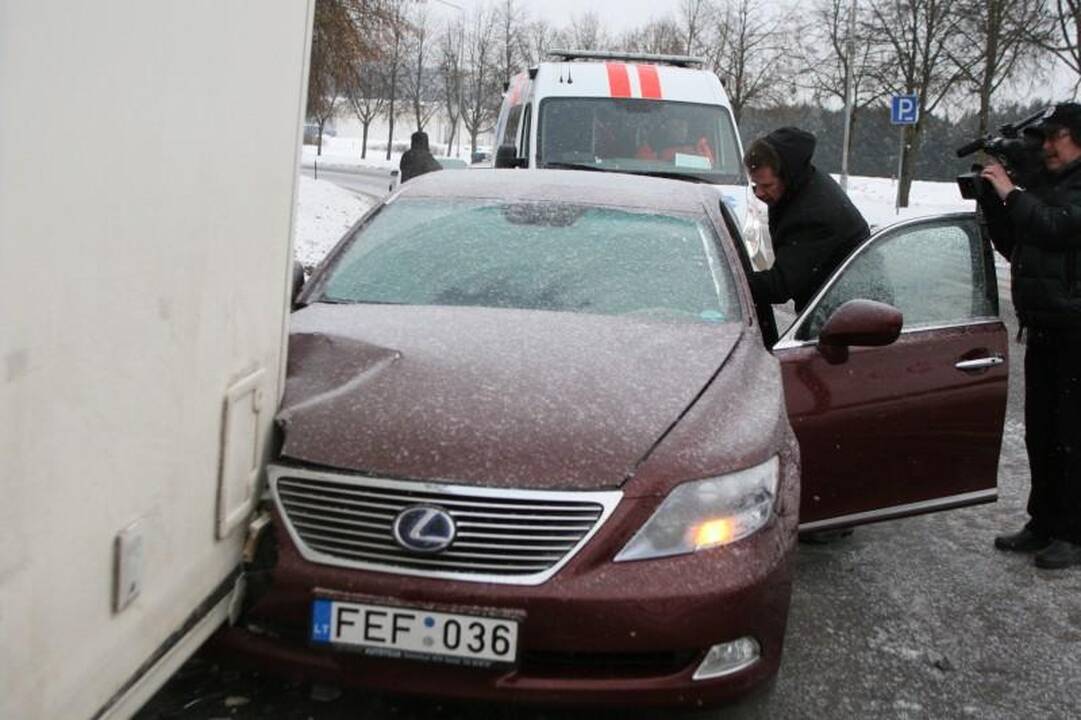 Vilniuje prabangus „Lexus“ rėžėsi į metadoną vežiojantį autobusiuką