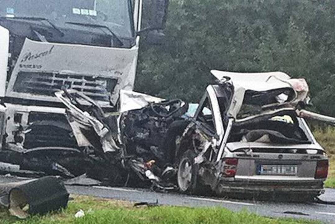 Lenkijos prokuratūra ieško tragišką avariją galėjusio sukelti vilkiko iš Lietuvos