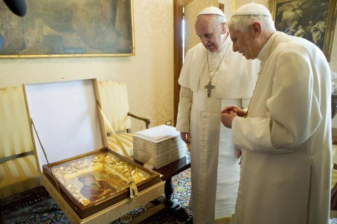 Popiežius Pranciškus atvyko aplankyti savo pirmtako Benedikto XVI