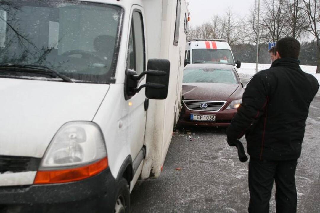Vilniuje prabangus „Lexus“ rėžėsi į metadoną vežiojantį autobusiuką