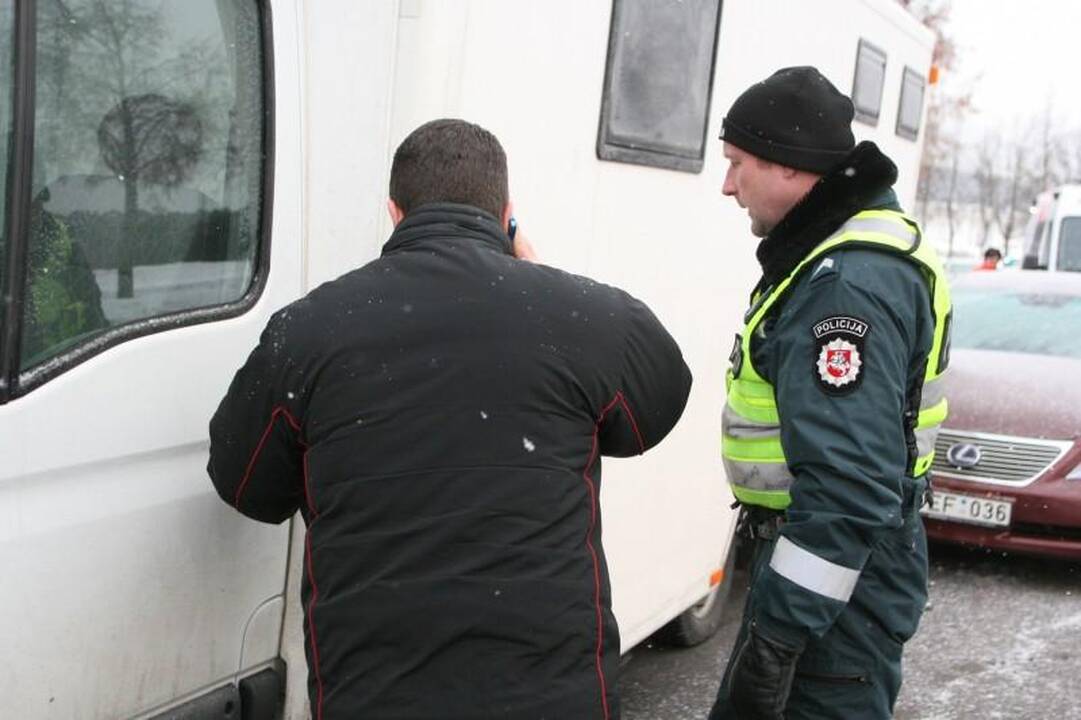 Vilniuje prabangus „Lexus“ rėžėsi į metadoną vežiojantį autobusiuką