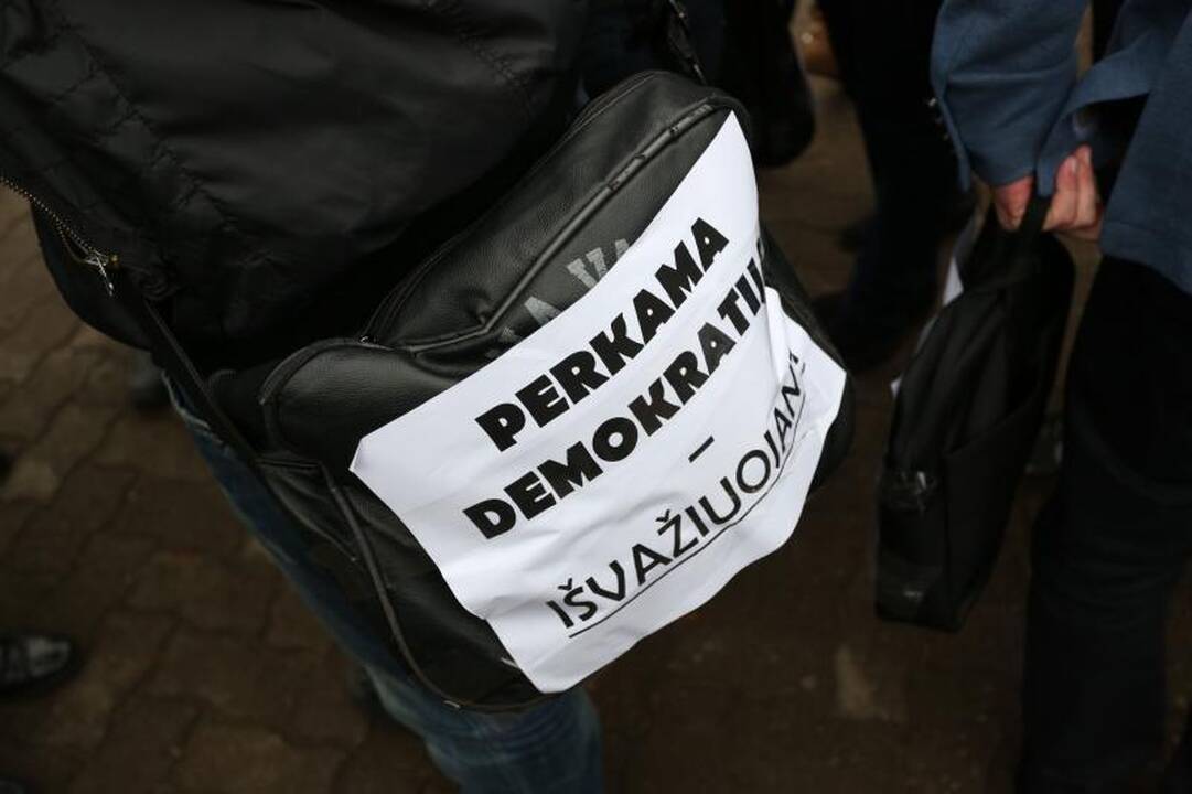 Jaunimas ragino nesitepti rankų neskaidriais rinkimais