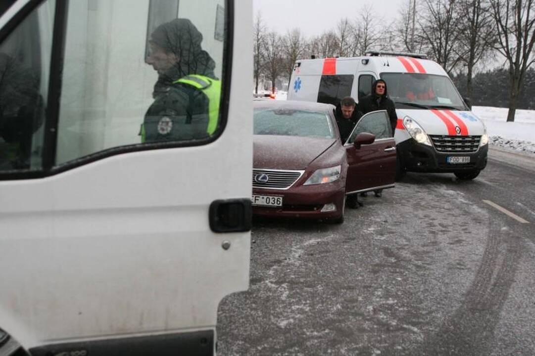 Vilniuje prabangus „Lexus“ rėžėsi į metadoną vežiojantį autobusiuką