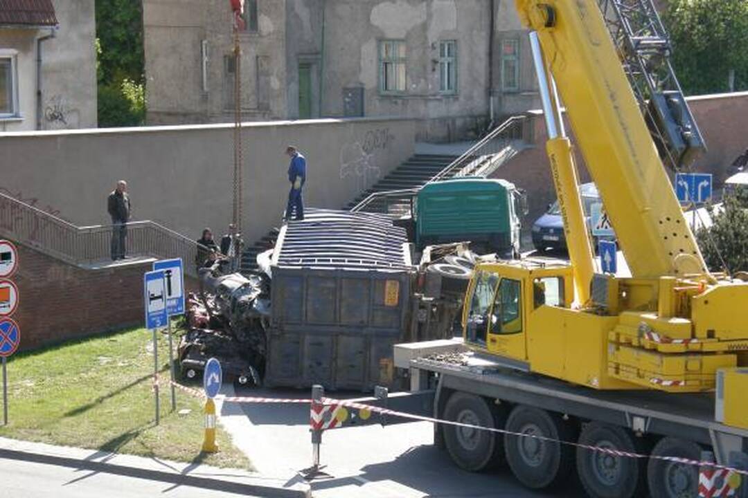 Klaipėdoje sunkvežimis pametė krovinį
