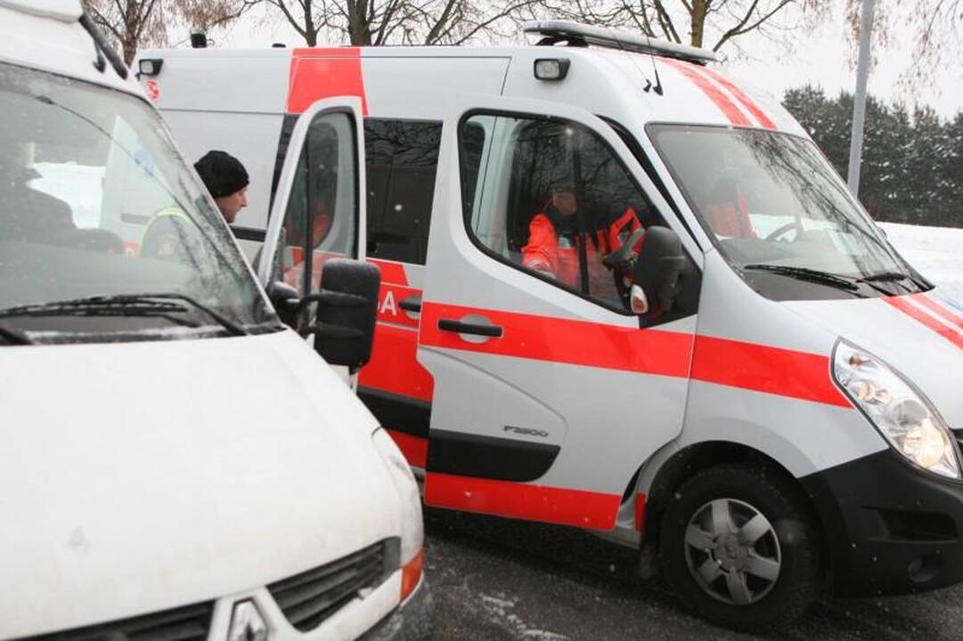 Vilniuje prabangus „Lexus“ rėžėsi į metadoną vežiojantį autobusiuką