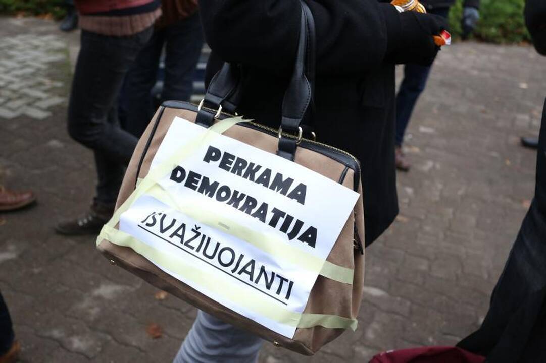 Jaunimas ragino nesitepti rankų neskaidriais rinkimais