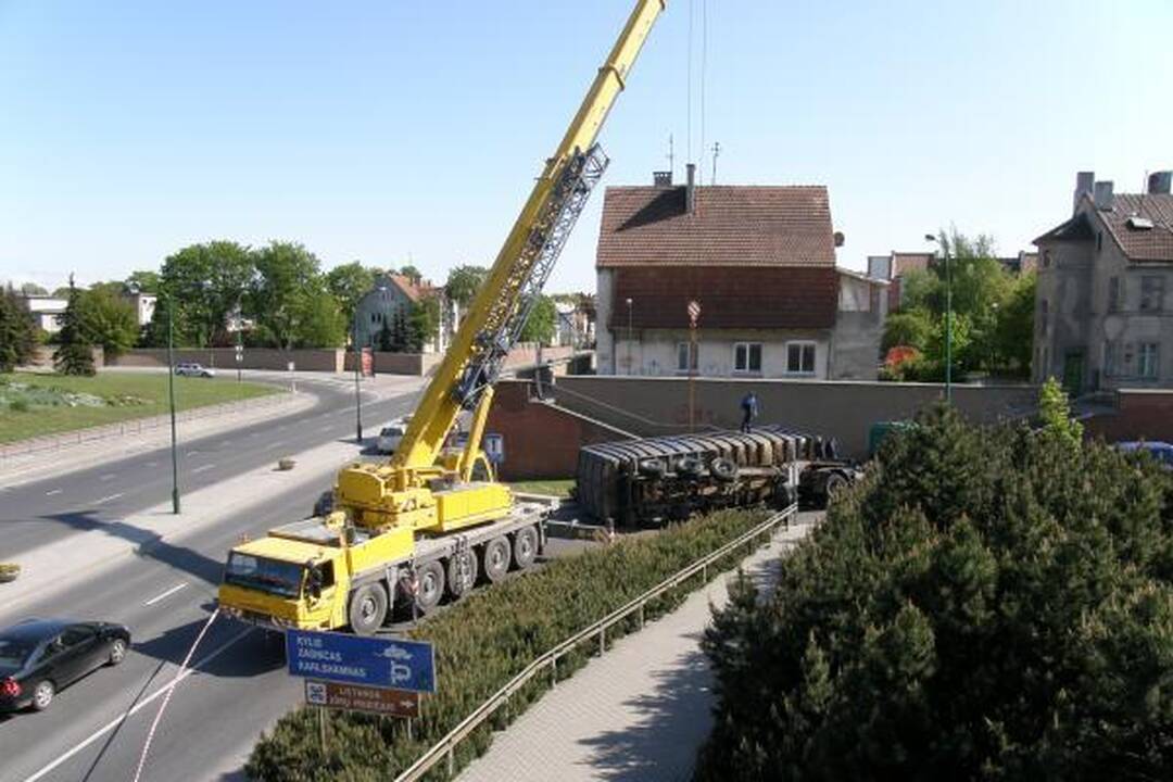 Klaipėdoje sunkvežimis pametė krovinį