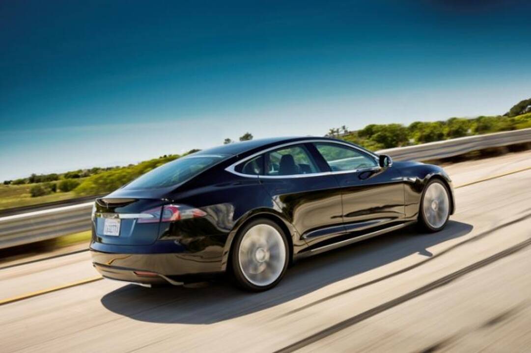 „Tesla“ atvėrė duris, kad pasipuikuotų savo nauju modeliu