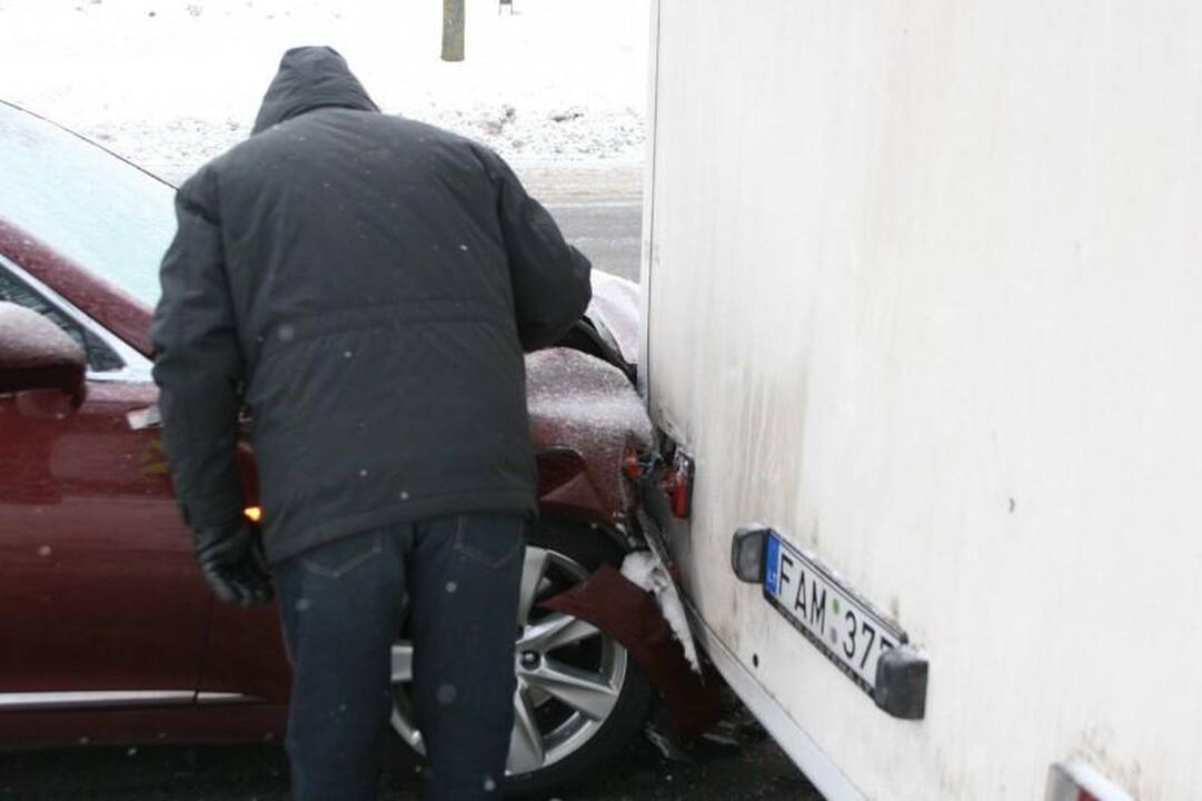 Vilniuje prabangus „Lexus“ rėžėsi į metadoną vežiojantį autobusiuką