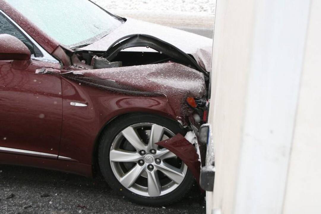 Vilniuje prabangus „Lexus“ rėžėsi į metadoną vežiojantį autobusiuką