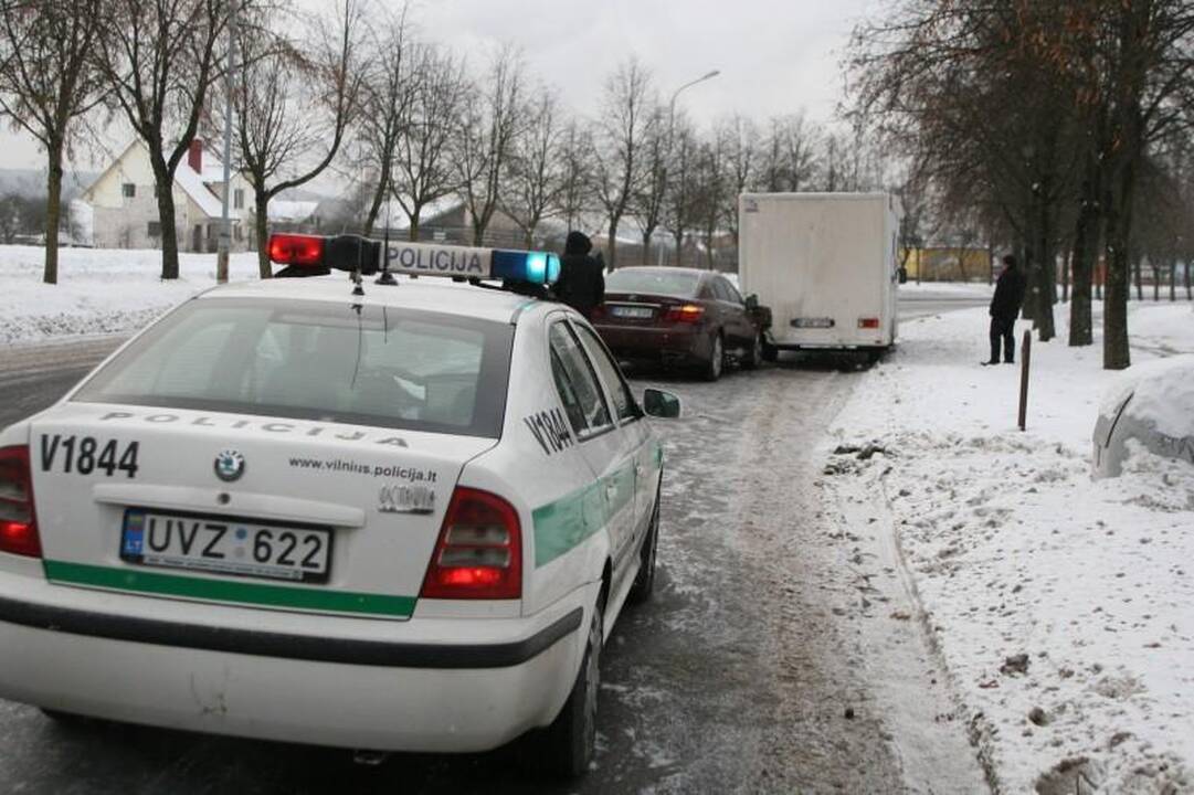 Vilniuje prabangus „Lexus“ rėžėsi į metadoną vežiojantį autobusiuką